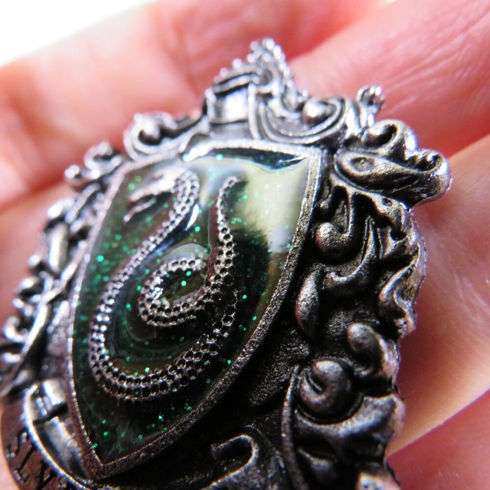 Harry Potter Metal Lapel Pin GREEN from Universal Orlando - Picture 3 of 6